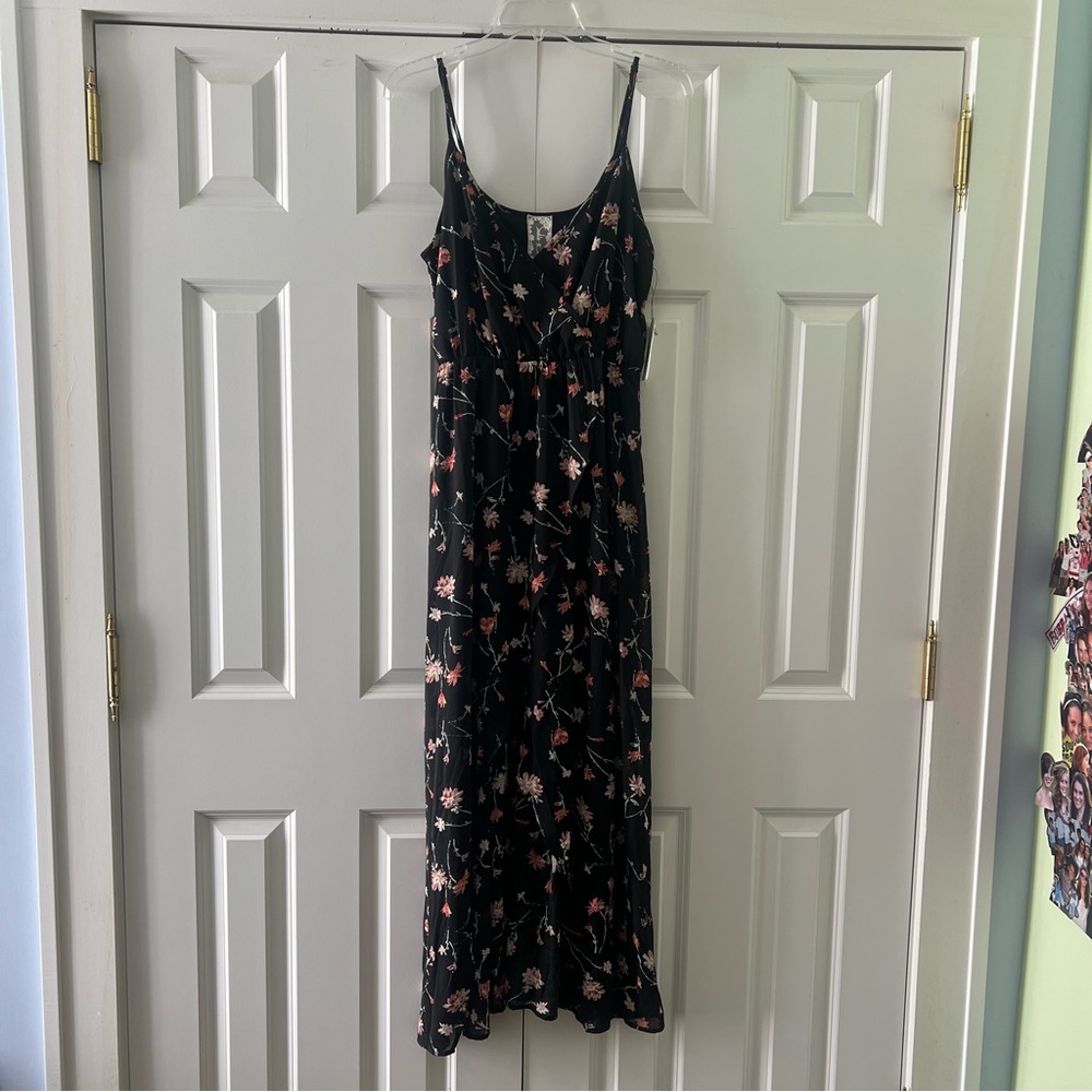 ⭐️ Black Floral Spaghetti Strap Maxi Sundress